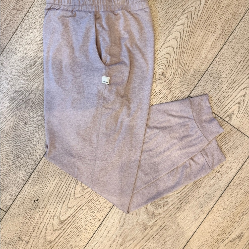 Vuori performance jogger in Umber Heather